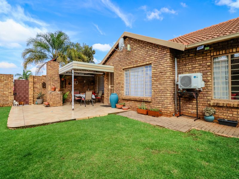 Bidding to start from R950 000!! Live Auction!! Townhouse 3bed,2bath - Pet friendly - Photo 9