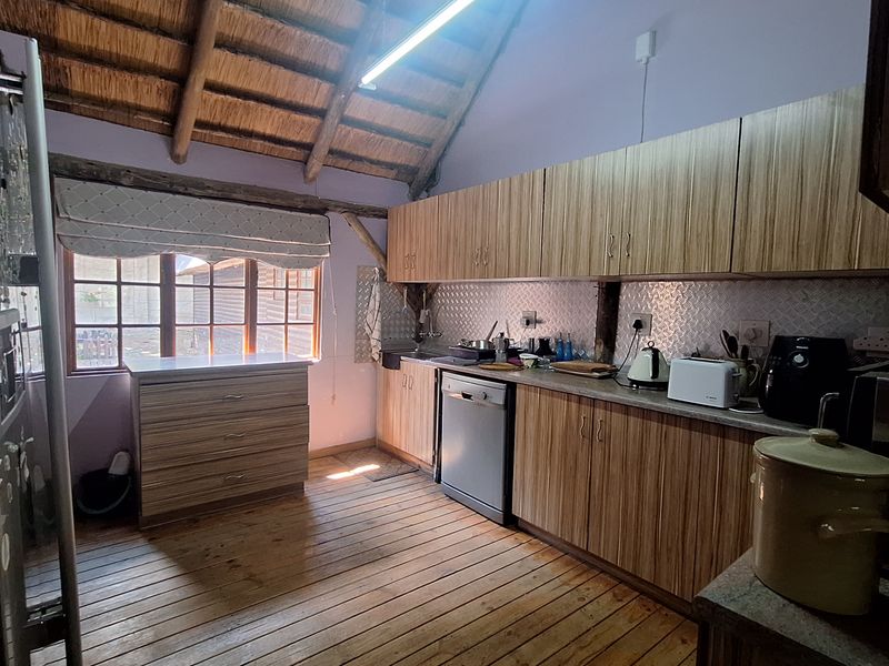 Charming Wooden Home with Thatched Roof – Your Own Peaceful Retreat - Photo 7