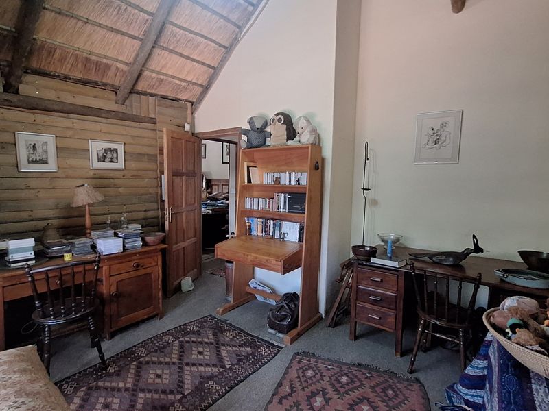 Charming Wooden Home with Thatched Roof – Your Own Peaceful Retreat - Photo 2