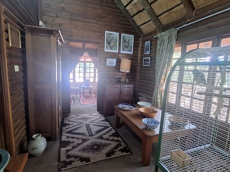 Charming Wooden Home with Thatched Roof – Your Own Peaceful Retreat - Photo 4