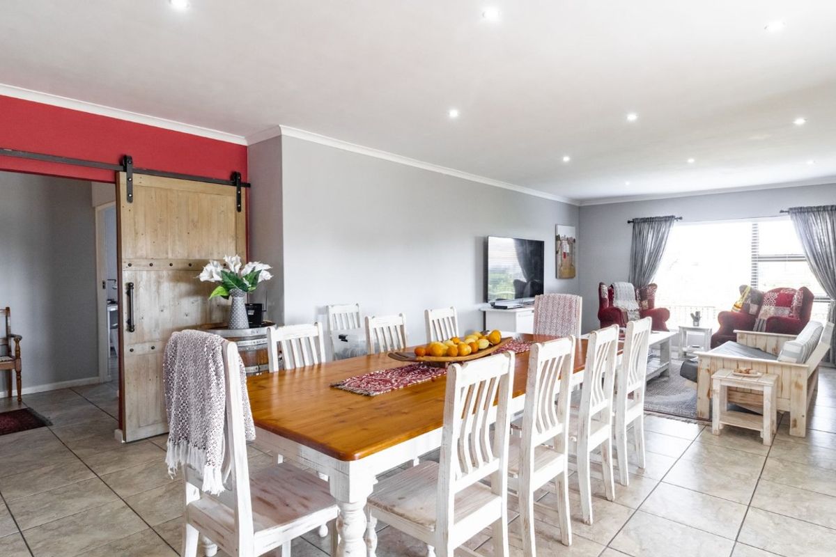 Comfortable Family Home Close to Green Spaces - Photo 5