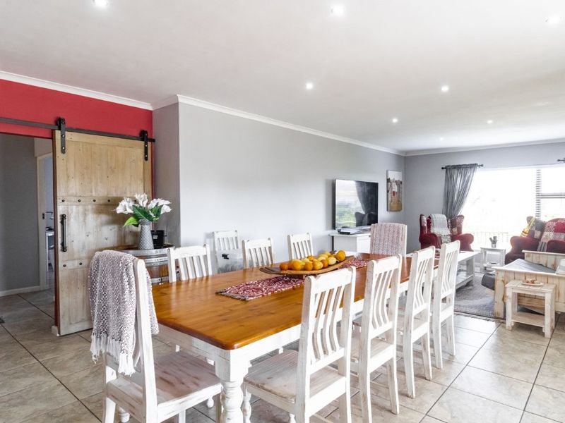 Comfortable Family Home Close to Green Spaces - Photo 5