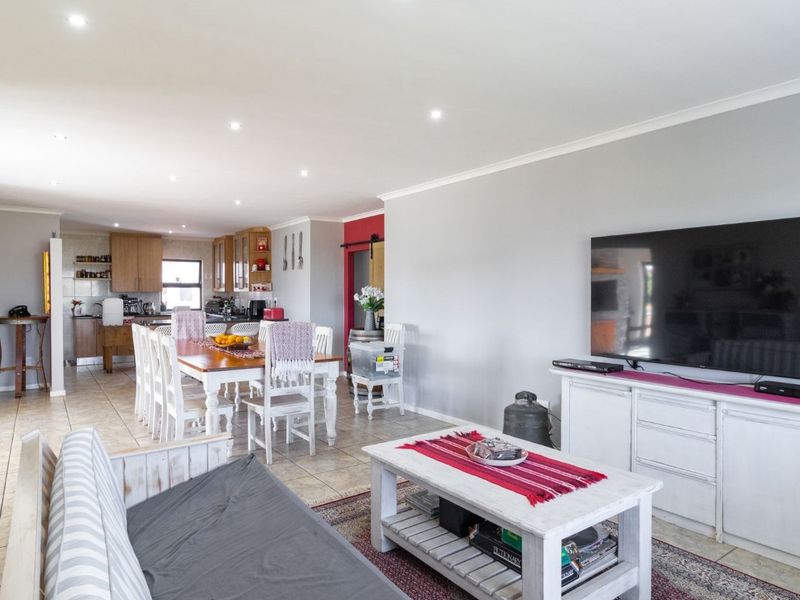 Comfortable Family Home Close to Green Spaces - Photo 8