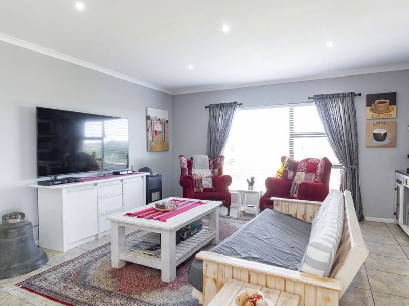 Comfortable Family Home Close to Green Spaces - Photo 7