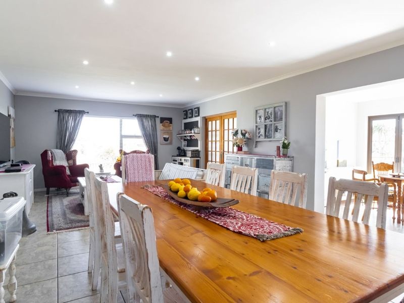 Comfortable Family Home Close to Green Spaces - Photo 6