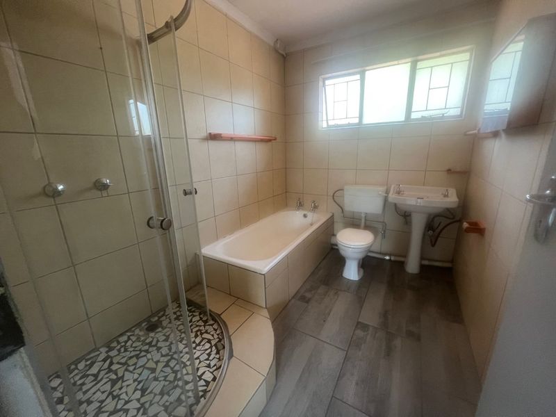 Neat and Renovated Duplex with Private Garden - Photo 10