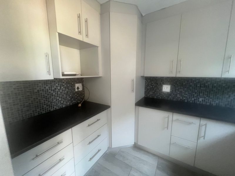 Neat and Renovated Duplex with Private Garden - Photo 2