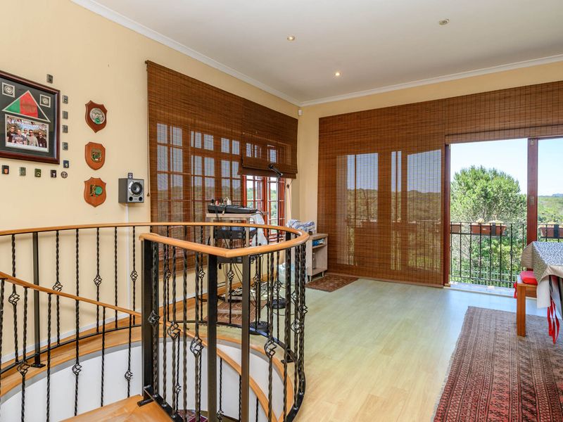 Spacious Spanish-Style Family Home with Valley Views - Photo 3