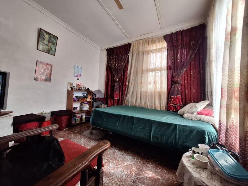 Unlock the Potential: 3-Bedroom Fixer-Upper with Endless Possibilities - Photo 2