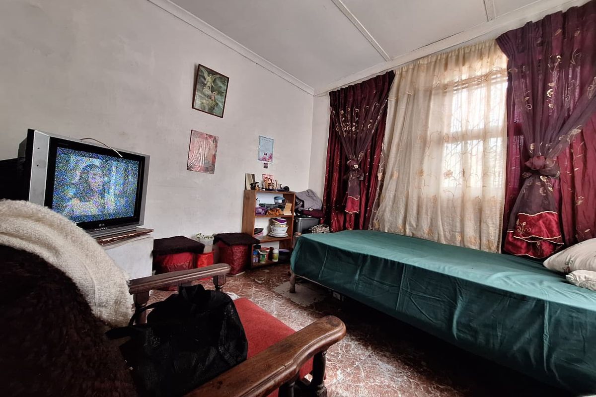 Unlock the Potential: 3-Bedroom Fixer-Upper with Endless Possibilities - Photo 3