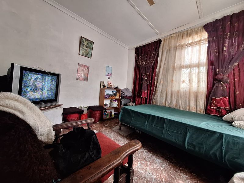 Unlock the Potential: 3-Bedroom Fixer-Upper with Endless Possibilities - Photo 3