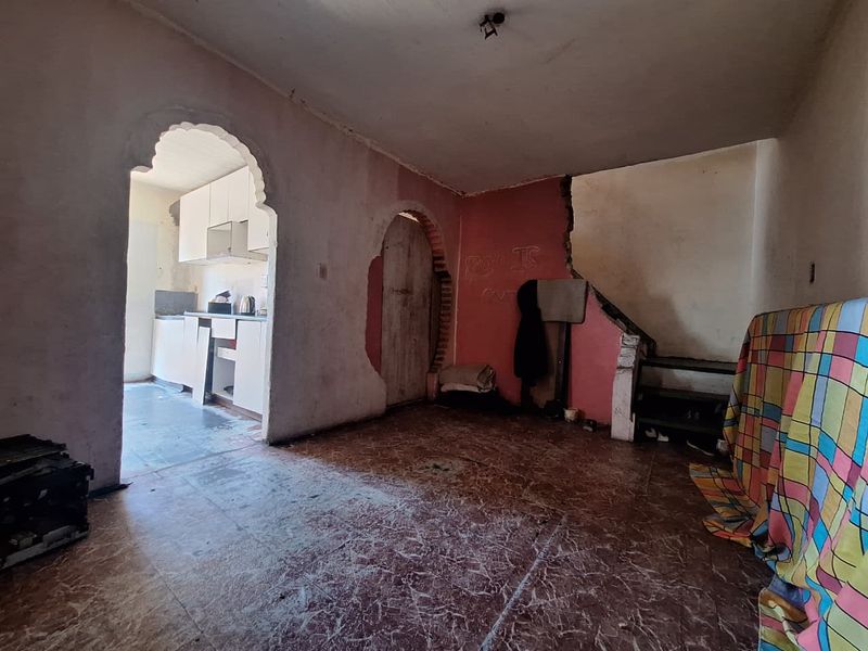 Unlock the Potential: 3-Bedroom Fixer-Upper with Endless Possibilities - Photo 10
