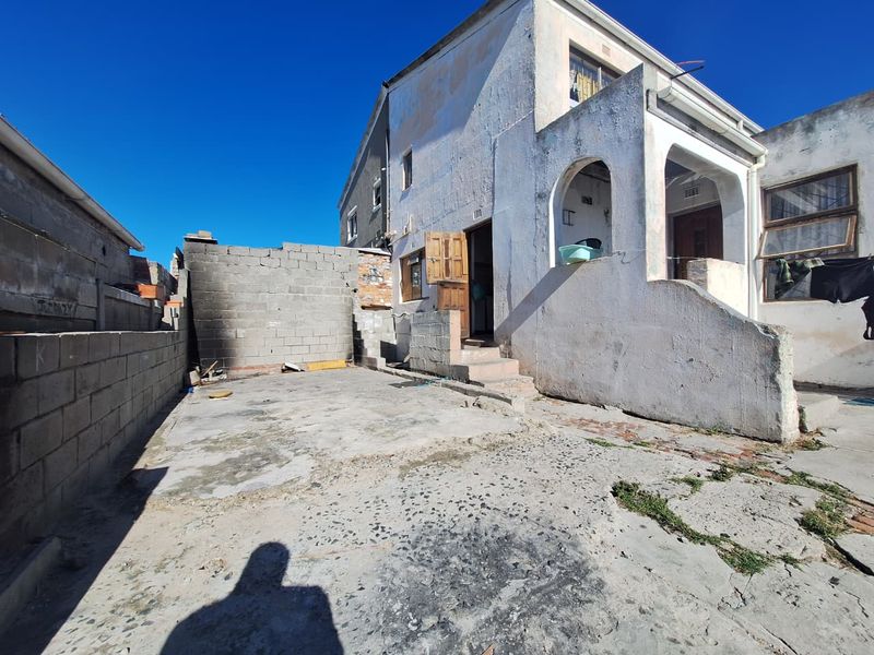 Unlock the Potential: 3-Bedroom Fixer-Upper with Endless Possibilities - Photo 9
