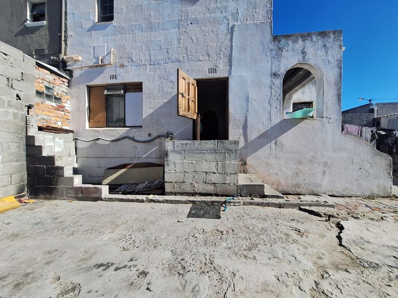 Unlock the Potential: 3-Bedroom Fixer-Upper with Endless Possibilities - Photo 8