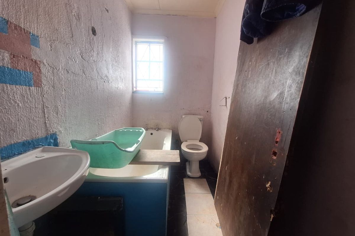 Unlock the Potential: 3-Bedroom Fixer-Upper with Endless Possibilities - Photo 5
