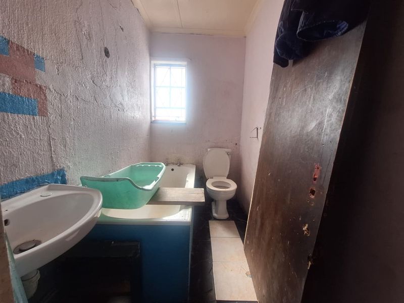 Unlock the Potential: 3-Bedroom Fixer-Upper with Endless Possibilities - Photo 5