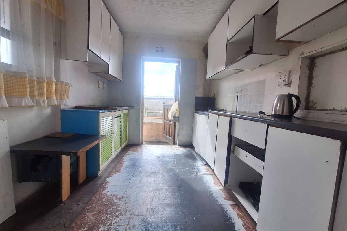Unlock the Potential: 3-Bedroom Fixer-Upper with Endless Possibilities - Photo 4