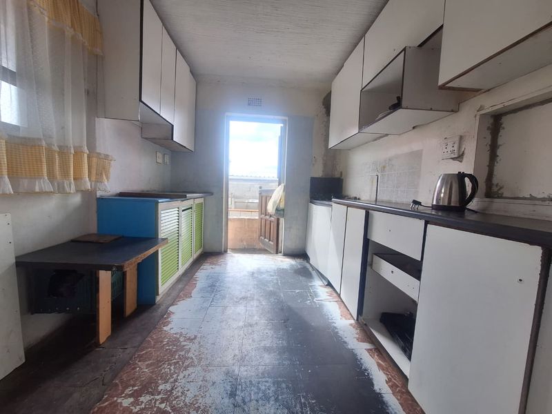 Unlock the Potential: 3-Bedroom Fixer-Upper with Endless Possibilities - Photo 4