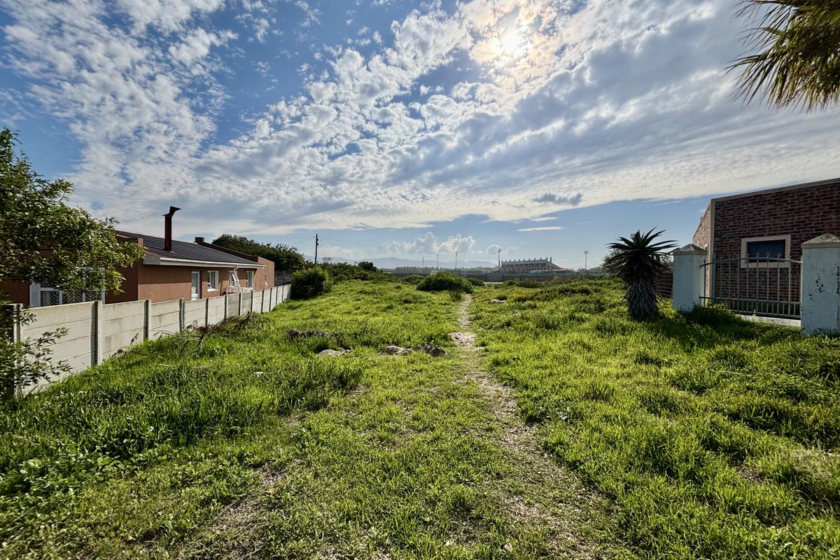 Spacious 843m2 Coastal Plot – Just One Street from the Beach in Hawston - Photo 2