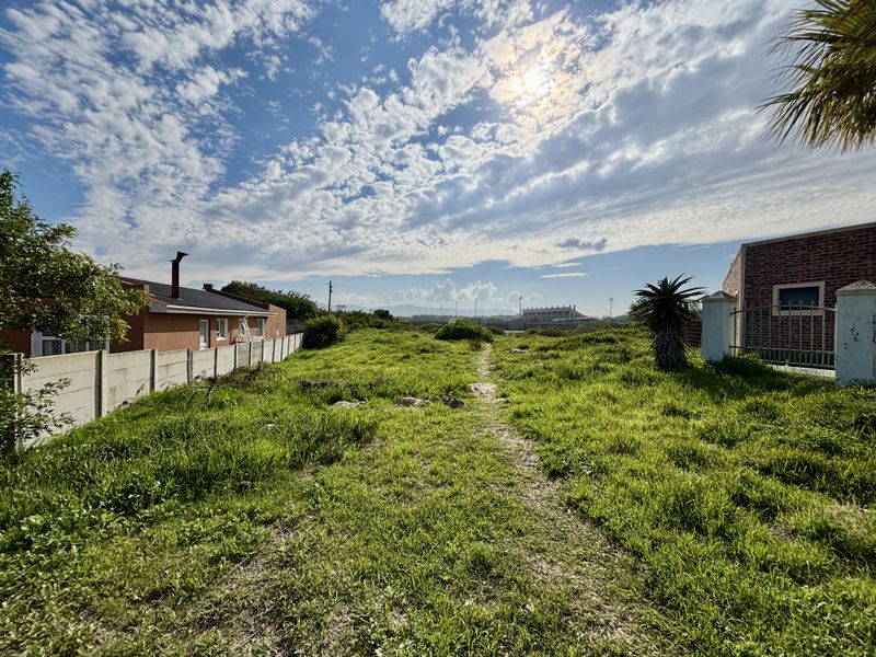 Spacious 843m2 Coastal Plot – Just One Street from the Beach in Hawston - Photo 2