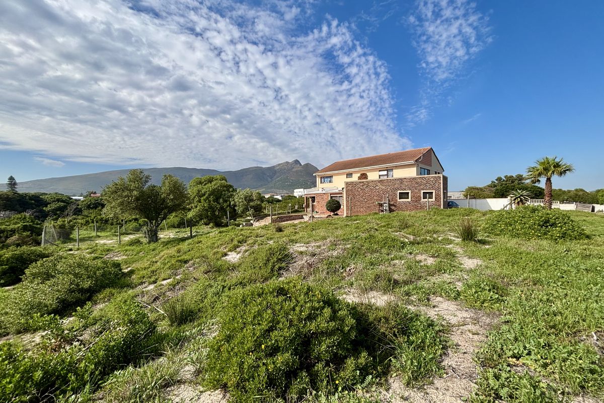 Spacious 843m2 Coastal Plot – Just One Street from the Beach in Hawston - Photo 5
