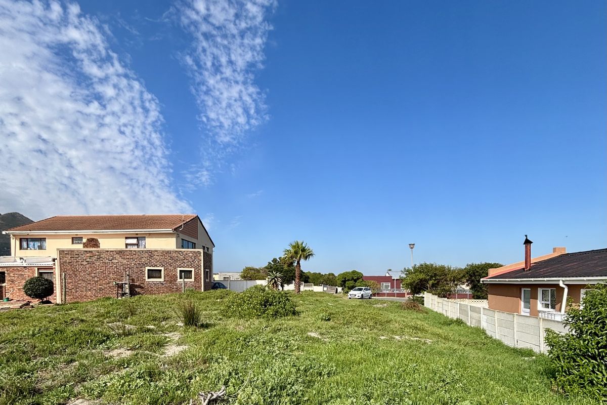 Spacious 843m2 Coastal Plot – Just One Street from the Beach in Hawston - Photo 3