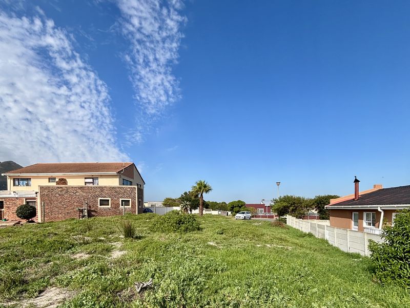Spacious 843m2 Coastal Plot – Just One Street from the Beach in Hawston - Photo 3
