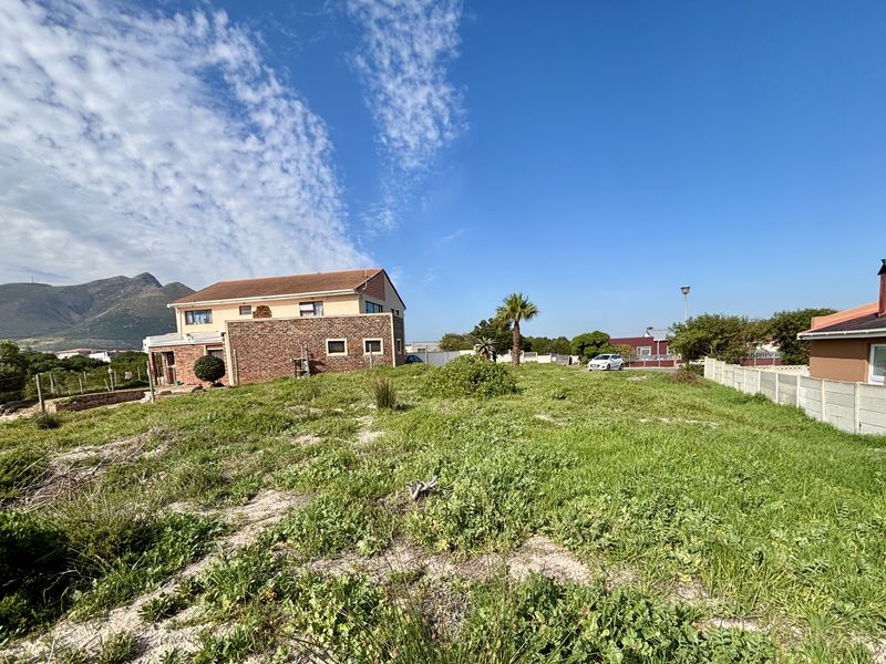 Spacious 843m2 Coastal Plot – Just One Street from the Beach in Hawston - Photo 4