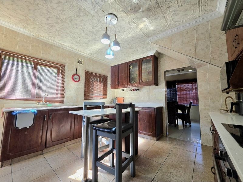 Charming Family Home with Scenic Views in Isipingo Hills!!! - Photo 3