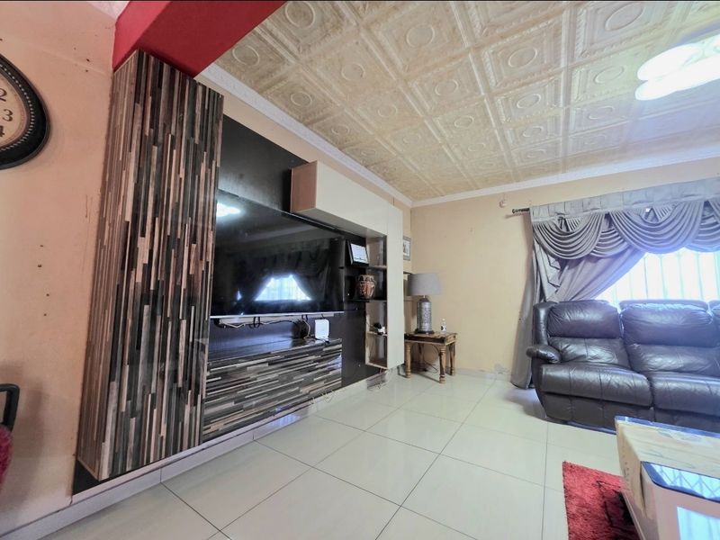 Charming Family Home with Scenic Views in Isipingo Hills!!! - Photo 7