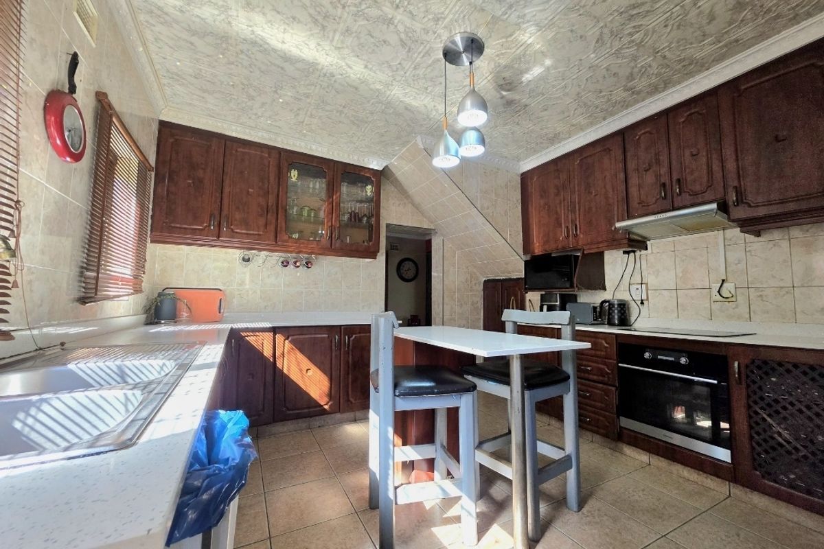 Charming Family Home with Scenic Views in Isipingo Hills!!! - Photo 2