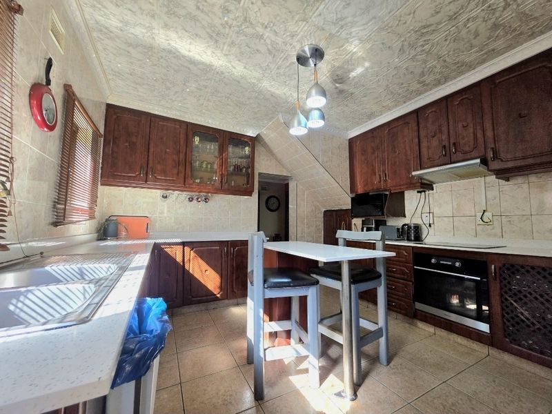 Charming Family Home with Scenic Views in Isipingo Hills!!! - Photo 2