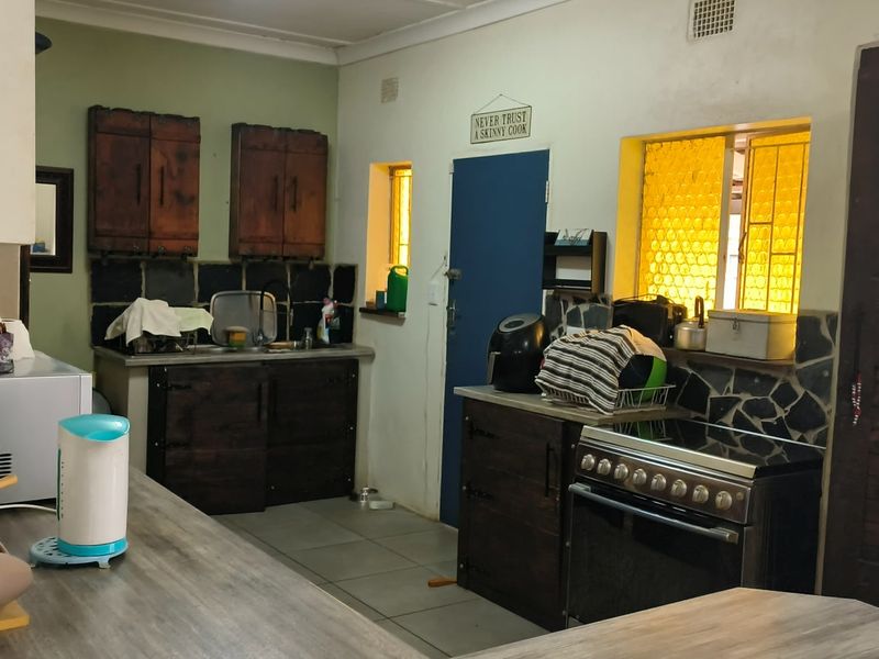 Spacious 4 Bedroom Home with 2 Bathrooms & Flat on Expansive 2,400m2 Stand a Prime Opportunity - Photo 5