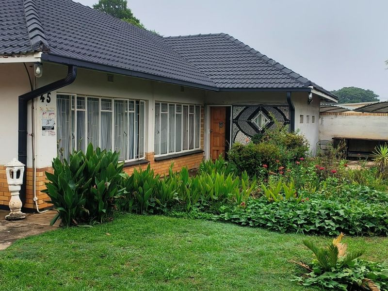 Spacious 4 Bedroom Home with 2 Bathrooms & Flat on Expansive 2,400m2 Stand a Prime Opportunity - Photo 2