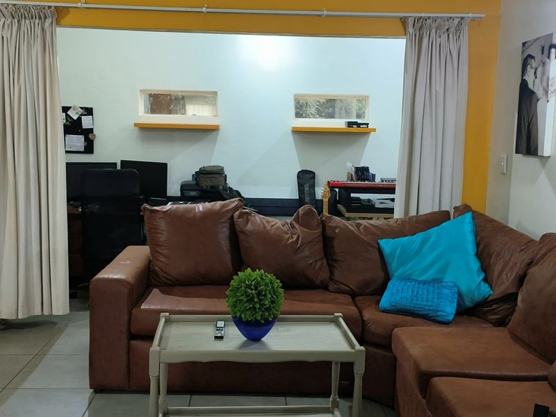 Spacious 4 Bedroom Home with 2 Bathrooms & Flat on Expansive 2,400m2 Stand a Prime Opportunity - Photo 3