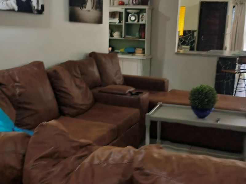 Spacious 4 Bedroom Home with 2 Bathrooms & Flat on Expansive 2,400m2 Stand a Prime Opportunity - Photo 4