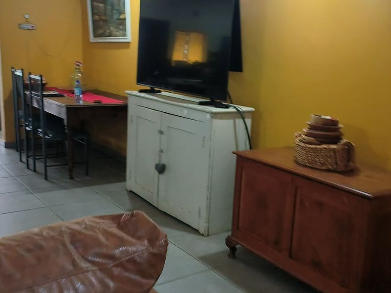 Spacious 4 Bedroom Home with 2 Bathrooms & Flat on Expansive 2,400m2 Stand a Prime Opportunity - Photo 10