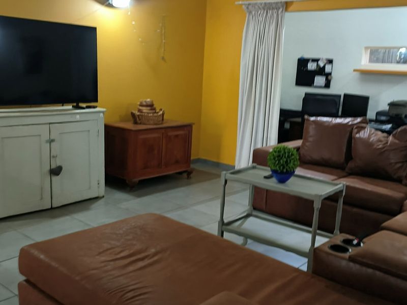 Spacious 4 Bedroom Home with 2 Bathrooms & Flat on Expansive 2,400m2 Stand a Prime Opportunity - Photo 9