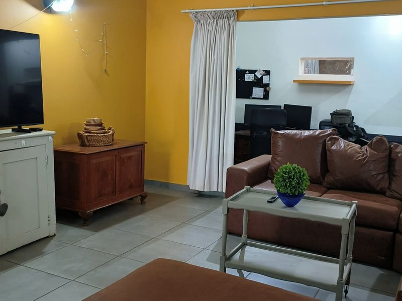 Spacious 4 Bedroom Home with 2 Bathrooms & Flat on Expansive 2,400m2 Stand a Prime Opportunity - Photo 8