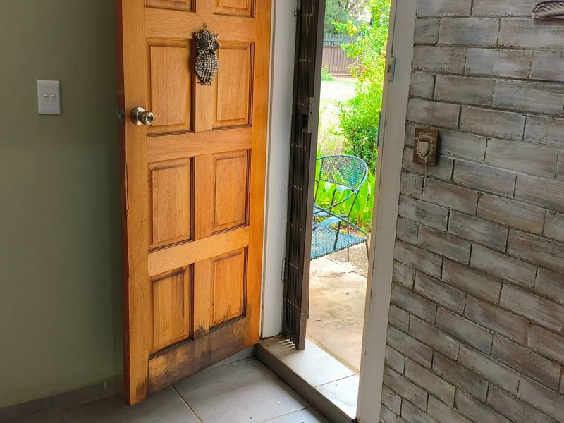 Spacious 4 Bedroom Home with 2 Bathrooms & Flat on Expansive 2,400m2 Stand a Prime Opportunity - Photo 7