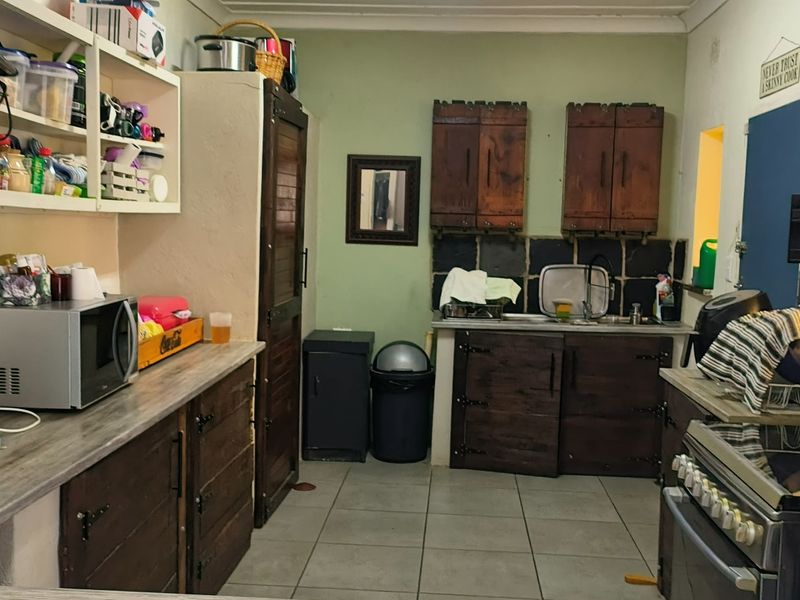 Spacious 4 Bedroom Home with 2 Bathrooms & Flat on Expansive 2,400m2 Stand a Prime Opportunity - Photo 6