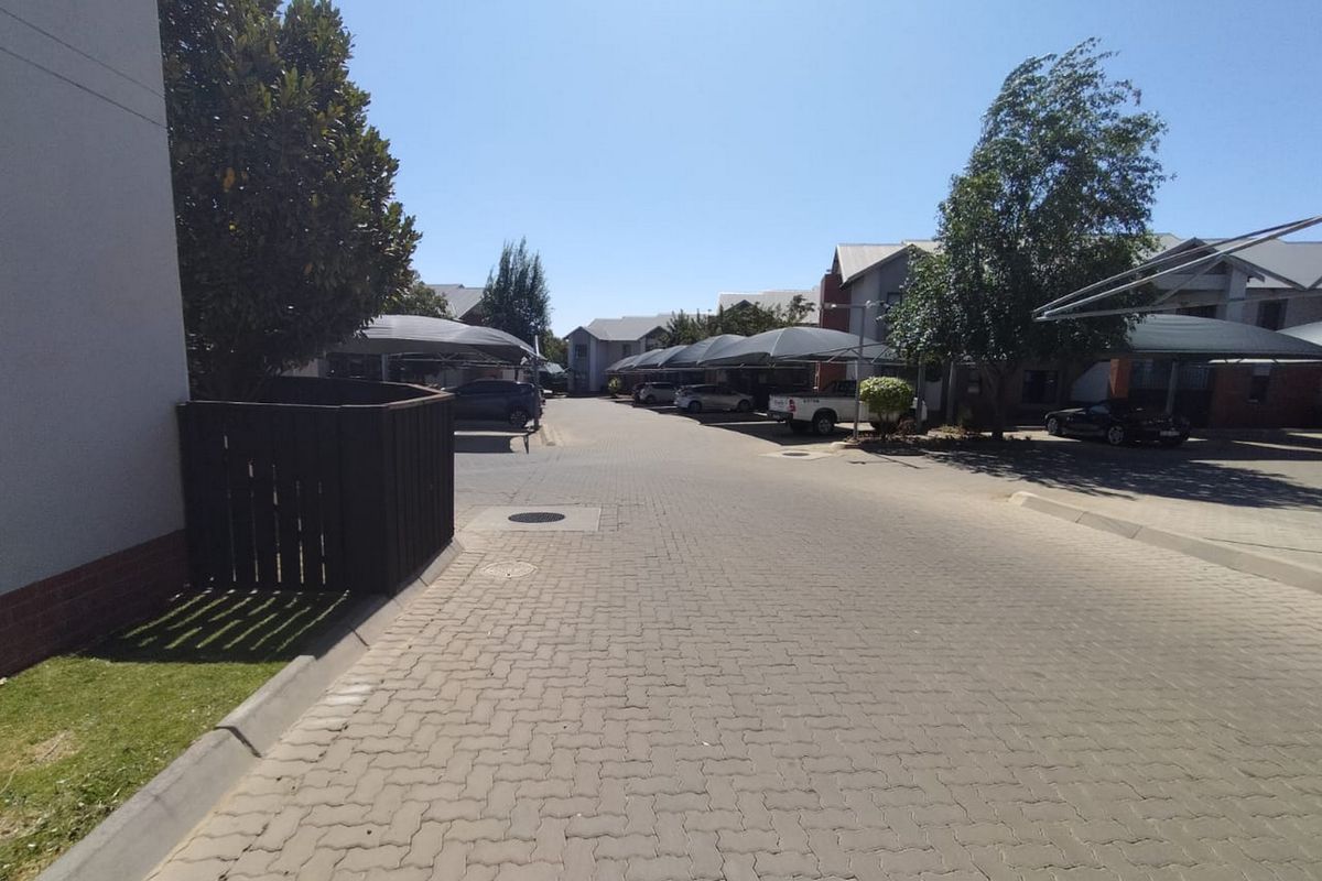 Stylish bedroom sectional title for sale in Goedeburg, Benoni—perfect for modern living and conveni - Photo 2