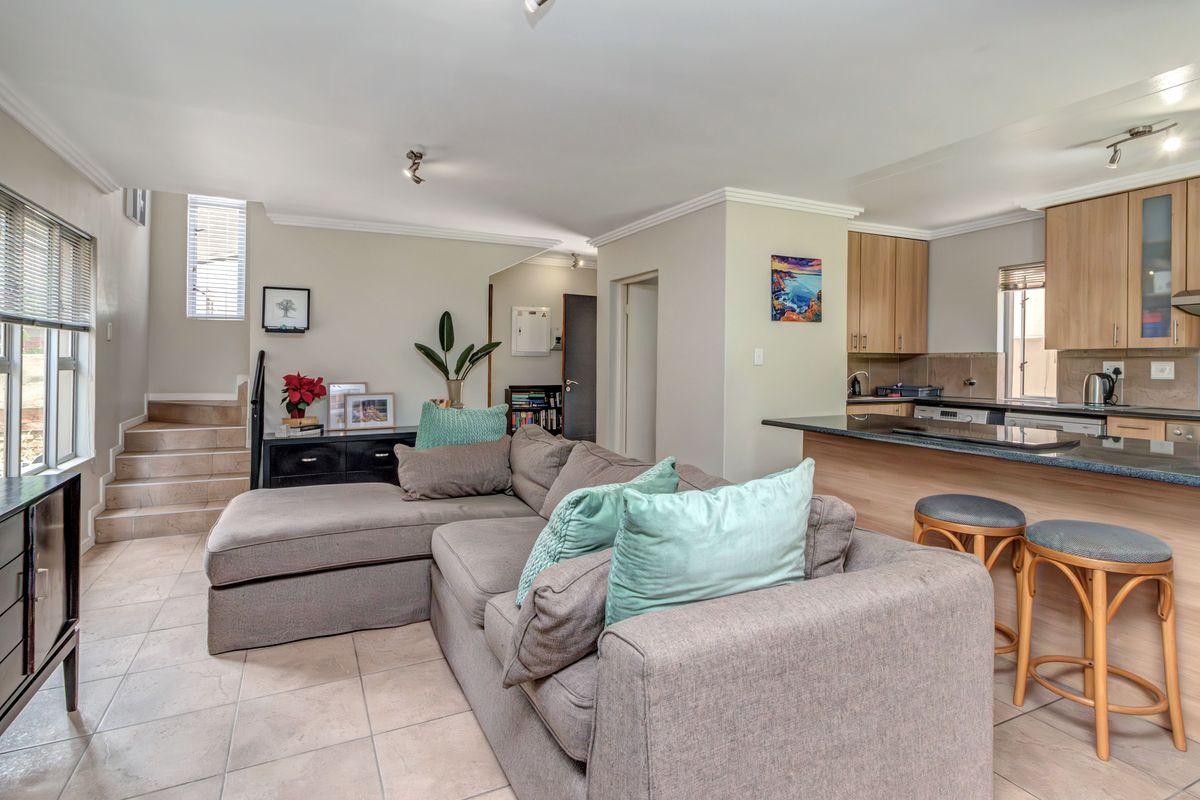 A STAND-ALONE 2 BED, 2.5 BATH DUPLEX - Photo 5