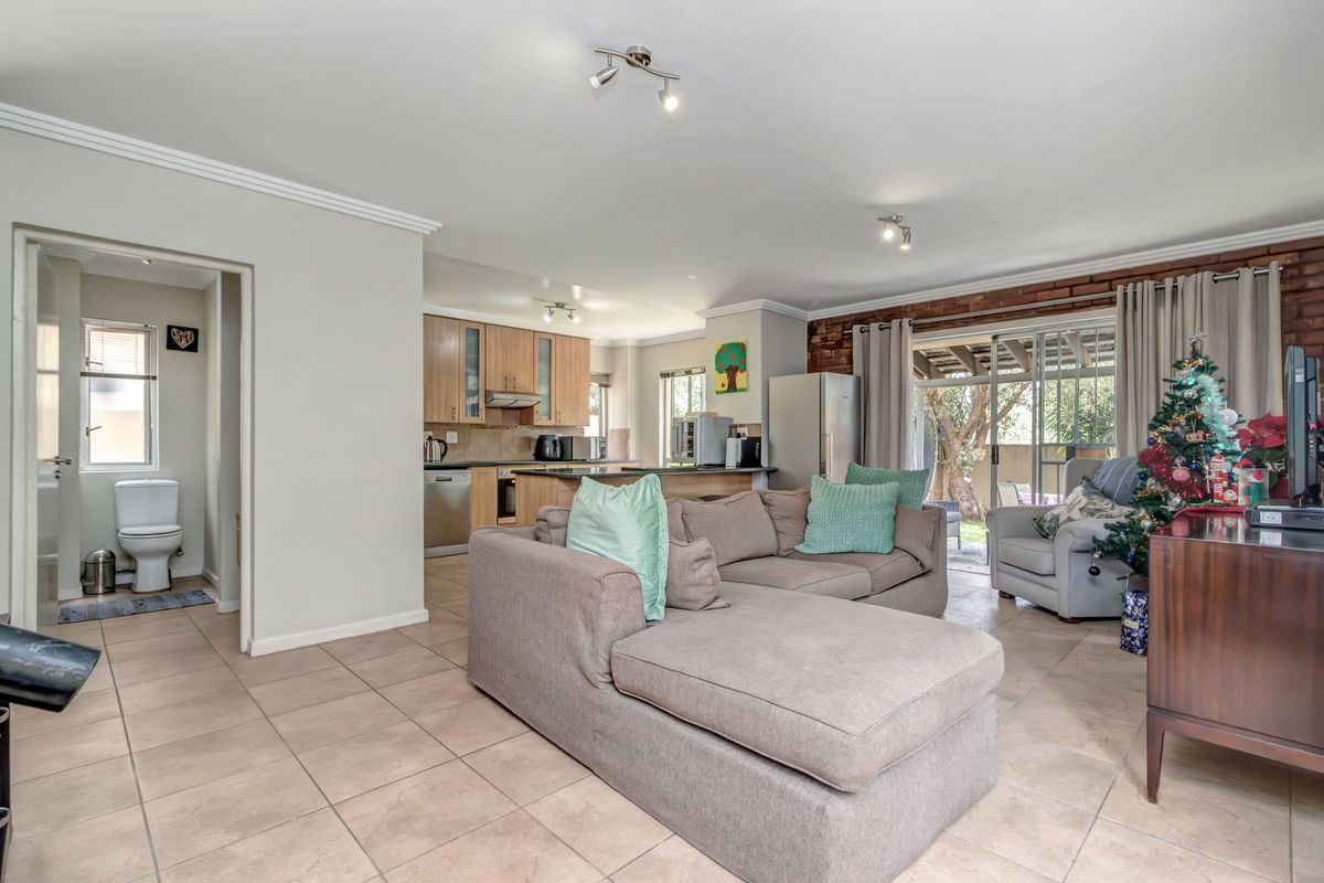 A STAND-ALONE 2 BED, 2.5 BATH DUPLEX - Photo 3