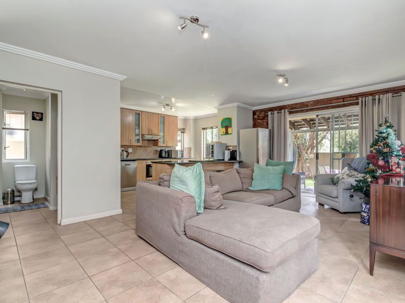 A STAND-ALONE 2 BED, 2.5 BATH DUPLEX - Photo 3
