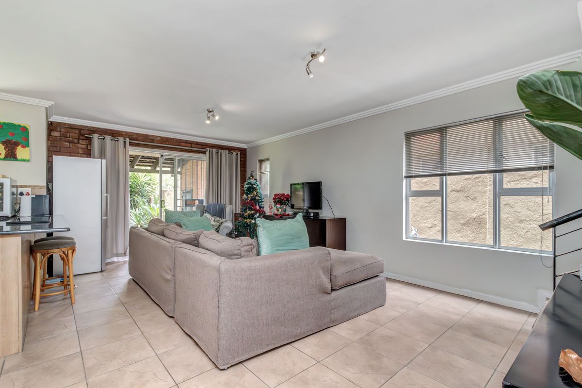 A STAND-ALONE 2 BED, 2.5 BATH DUPLEX - Photo 4