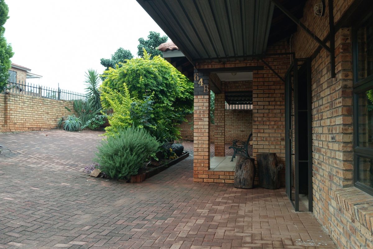 Charming House to Let in Safari Gardens - Photo 2