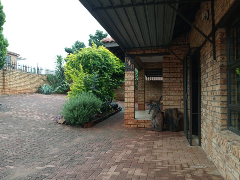 Charming House to Let in Safari Gardens - Photo 2