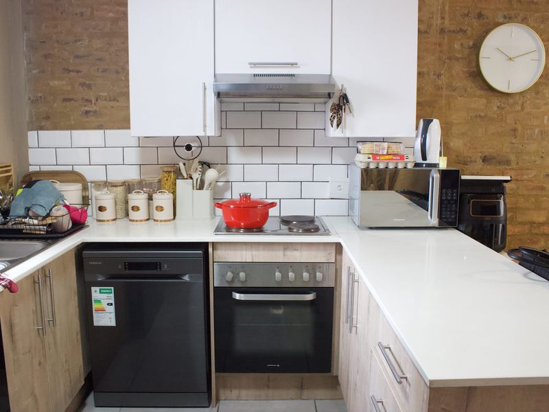 Beautiful 2 bedroom Apartment in Pomona - Photo 5