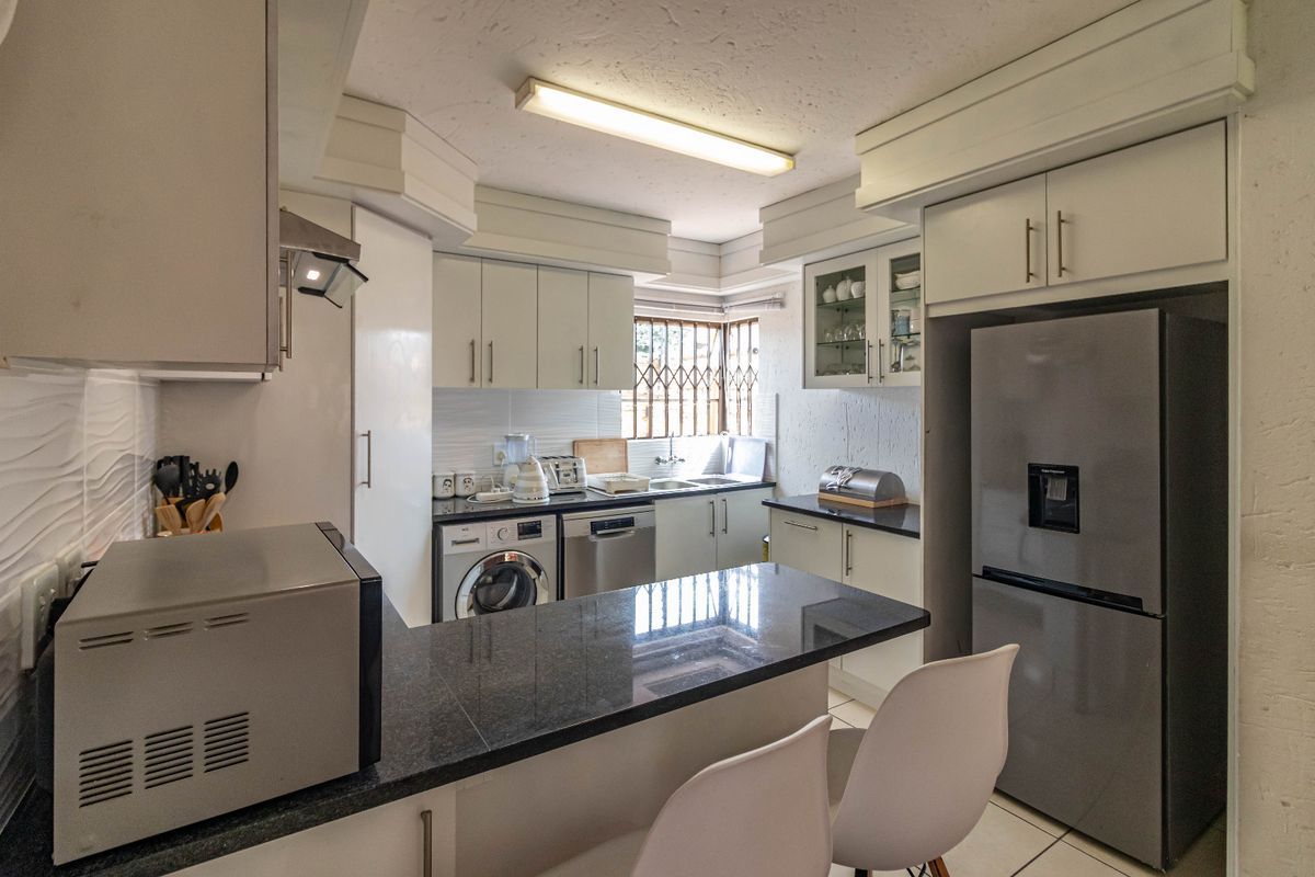 Beautiful 4 bedroom double storey house in Pomona - Photo 5